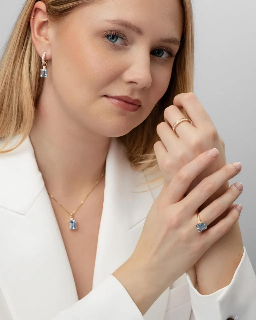 Hot Anheng i gult gull med blå topas og diamant Halssmykker