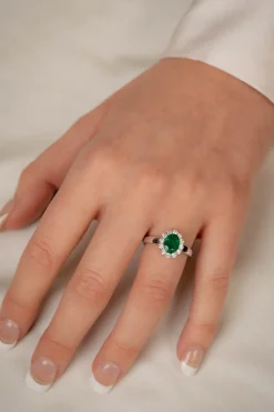New Diamantring 0,42 ct rosett med smaragd Ringer