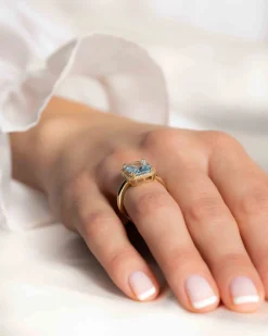 Hot Diamantring i gult gull med Sky blue topas Ringer
