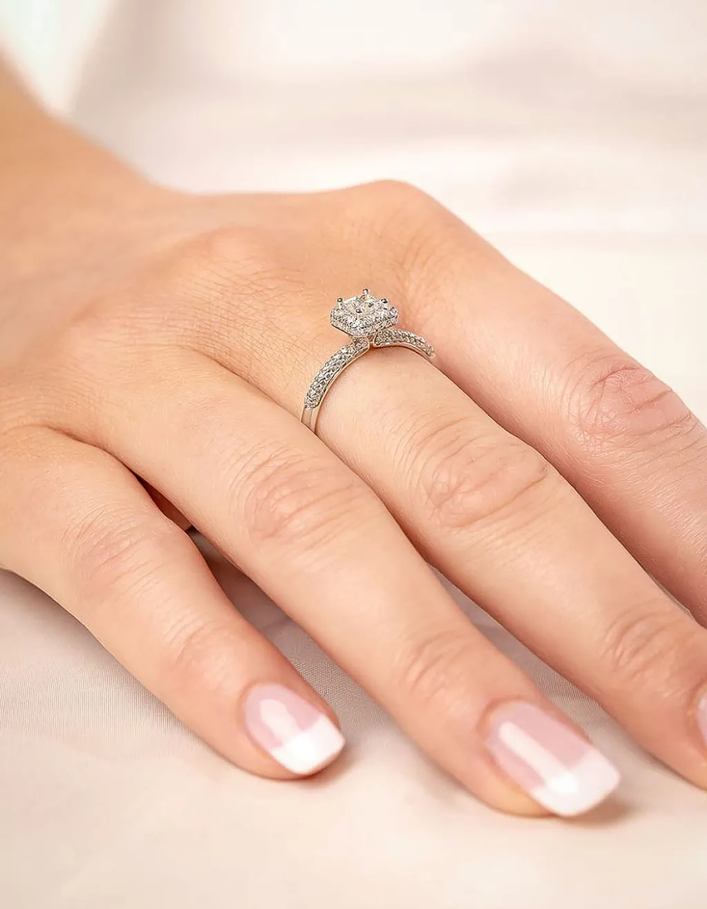 Sale Diamantring i hvitt gull 0,74 ct Ringer