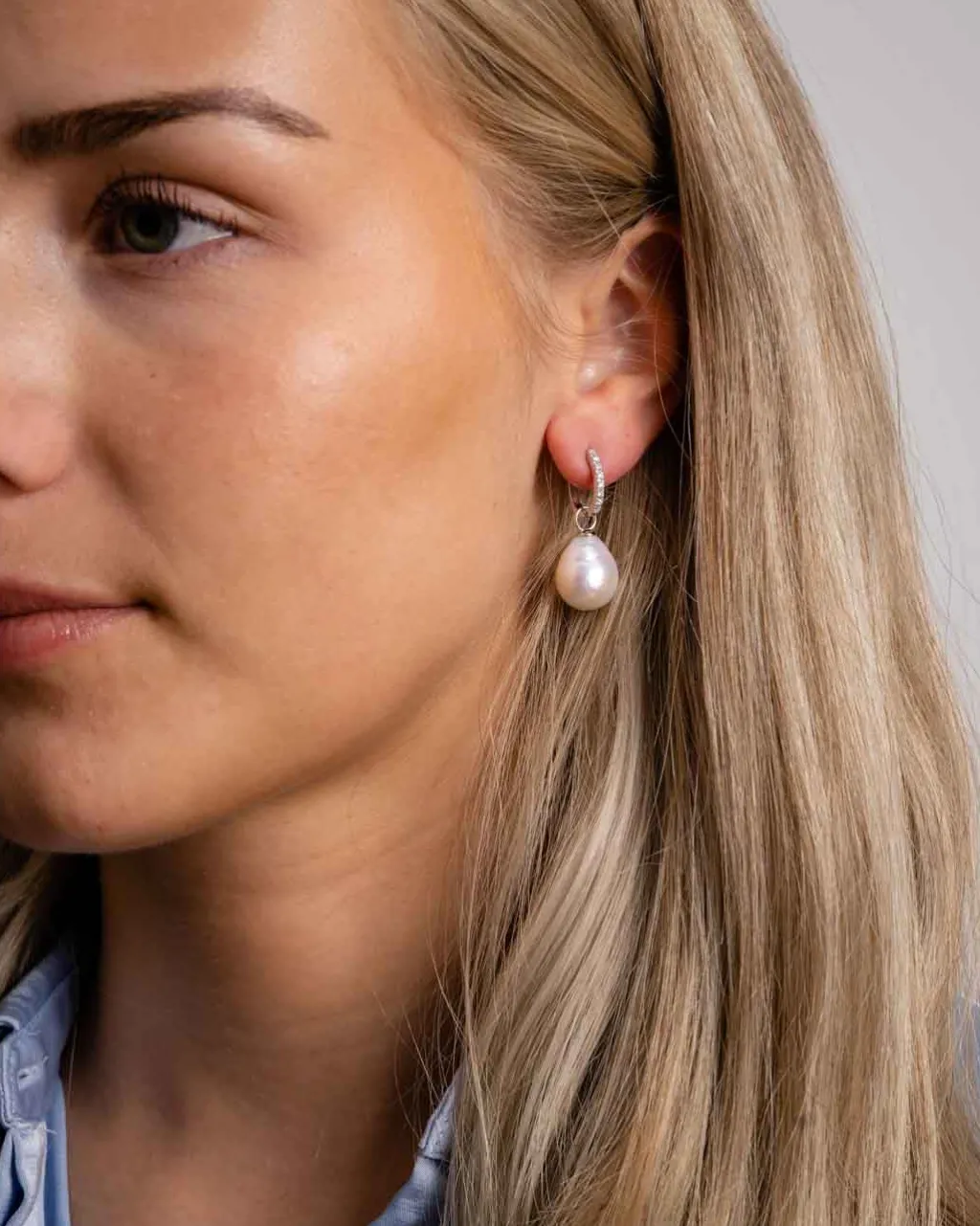 Hot Joy charms i hvitt gull med barokkperler Ørepynt
