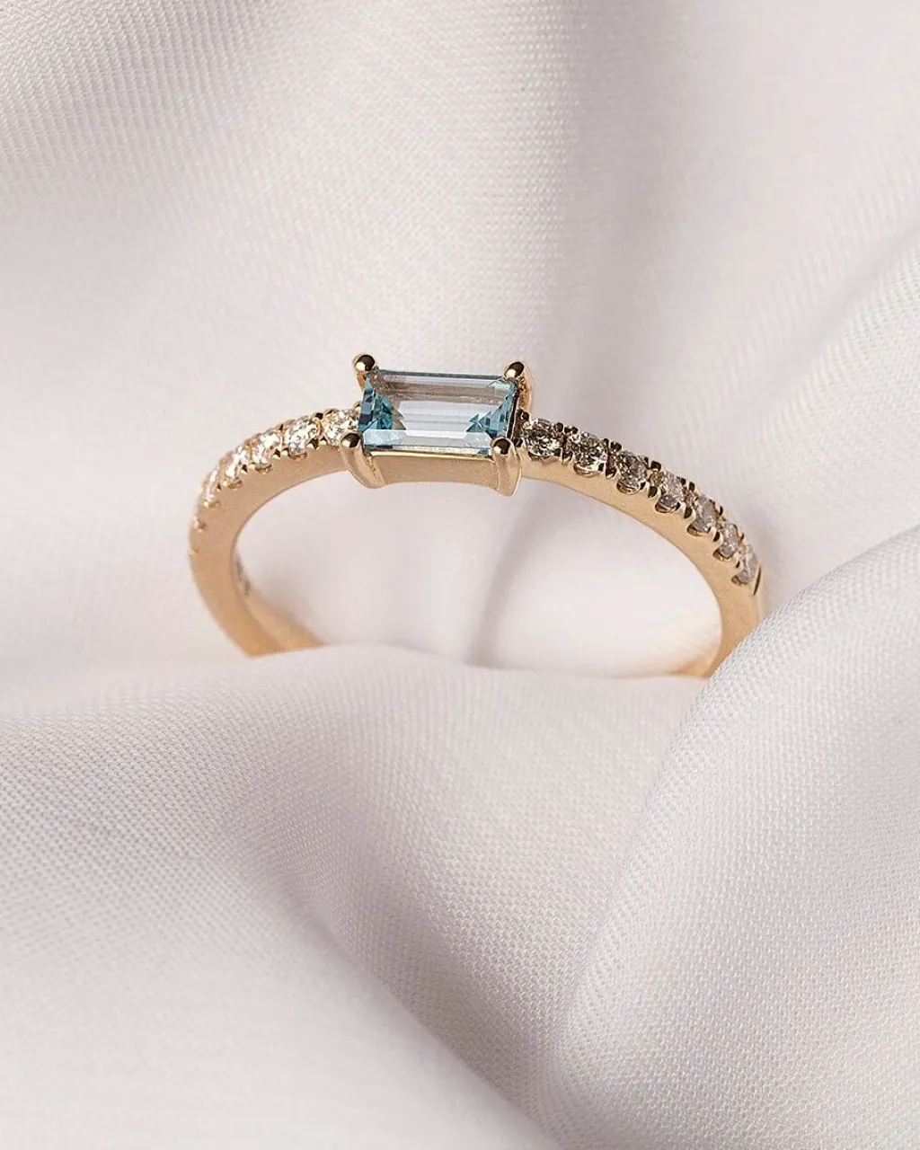 Hot Ring i gult gull med diamanter og blå topas Ringer