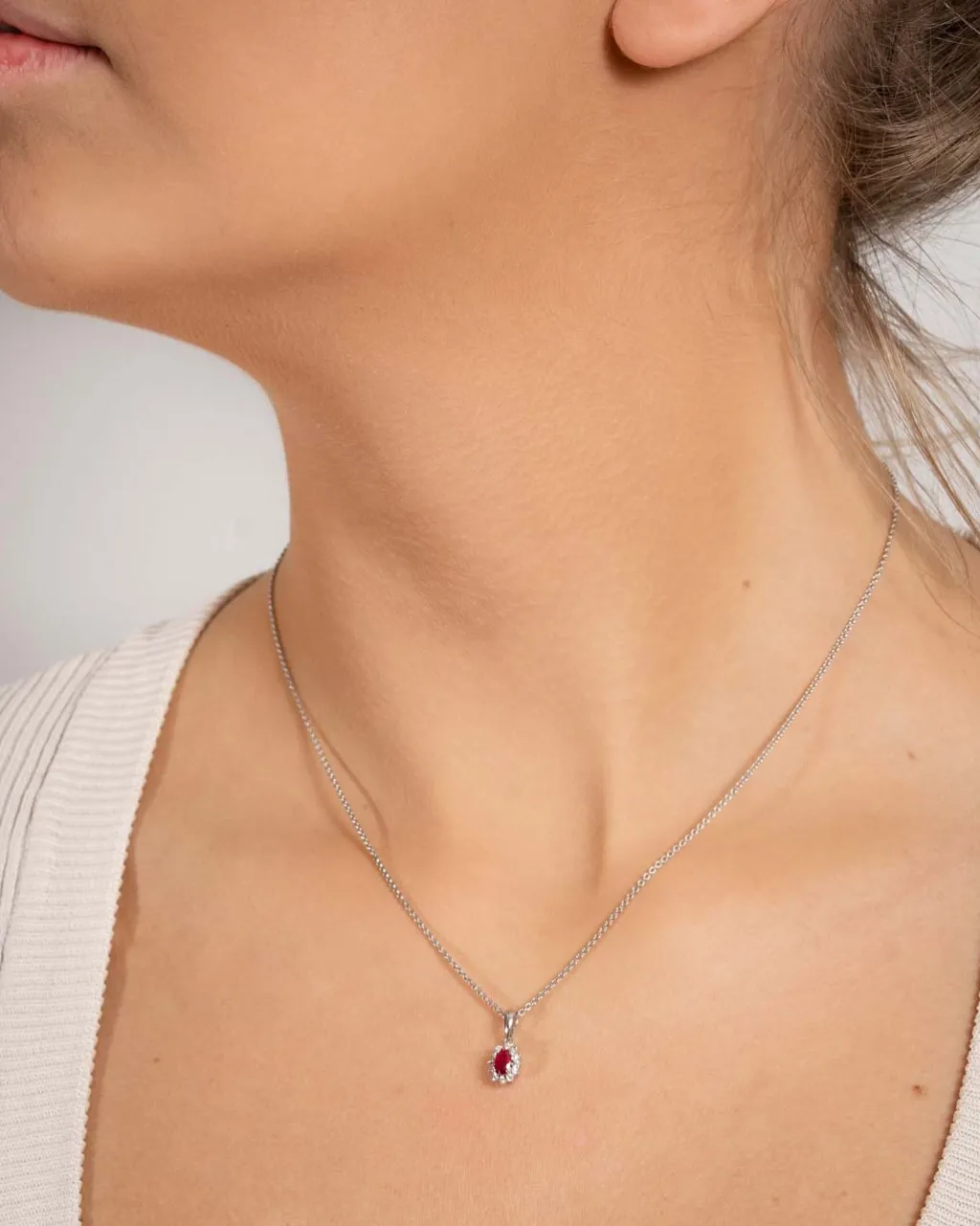 New Rosettanheng 0,09ct med rubin Halssmykker