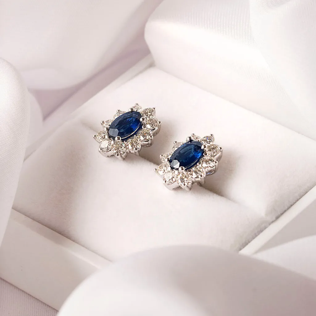 Best Rosettørepynt i hvitt gull med safir 1,71 ct Ørepynt
