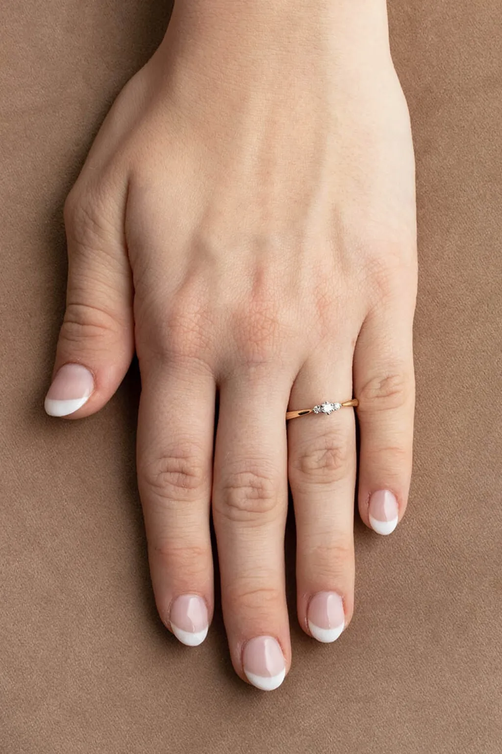 Best 3-stens hvitt og gult gull ring med diamanter 0,14 ct Ringer