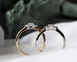 Best 3-stens hvitt og gult gull ring med diamanter 0,14 ct Ringer