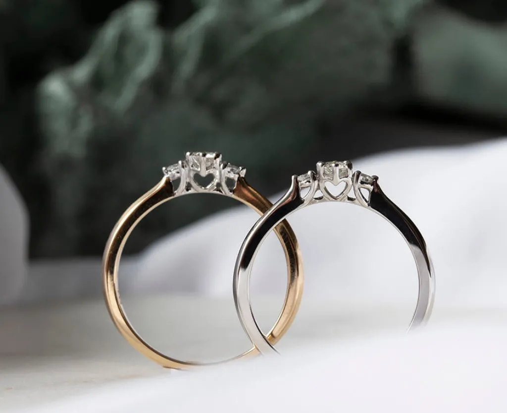 Best 3-stens hvitt og gult gull ring med diamanter 0,14 ct Ringer
